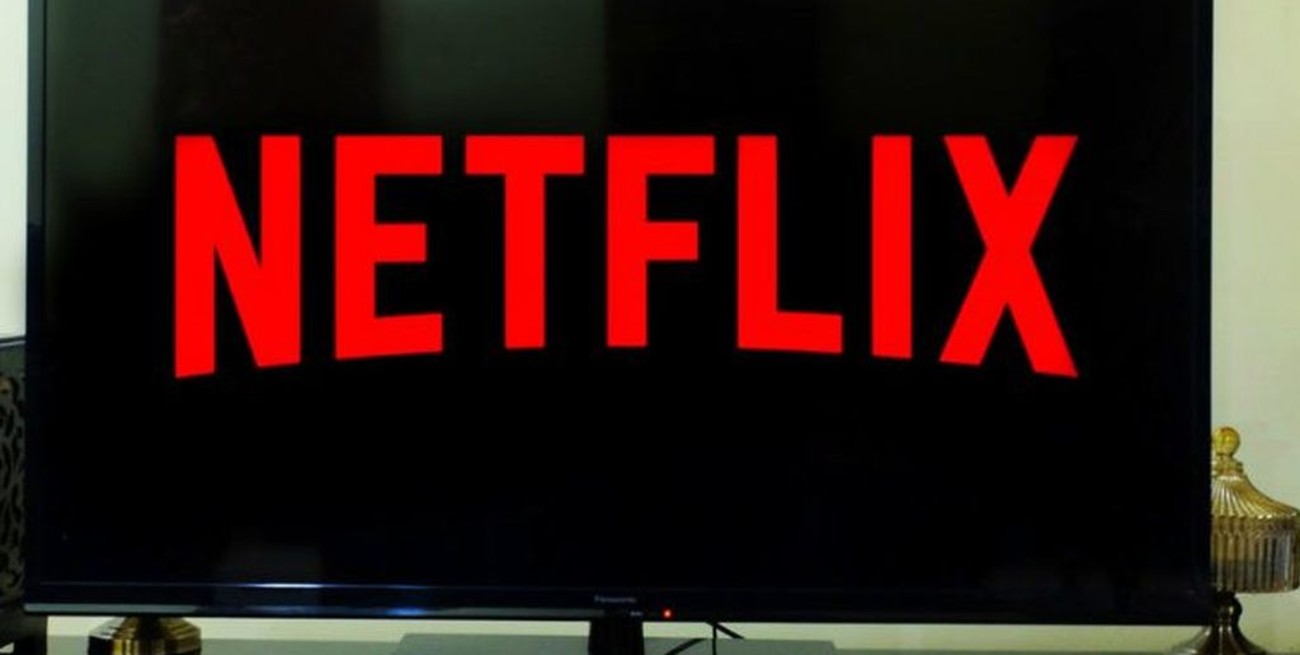 Insólito: Entraron a robar a una casa, se llevaron un TV y los detuvieron por usarlo para ver Netflix