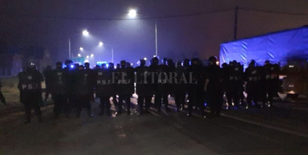 Megaoperativo policial desalojó a  obreros de Algodonera Avellaneda 