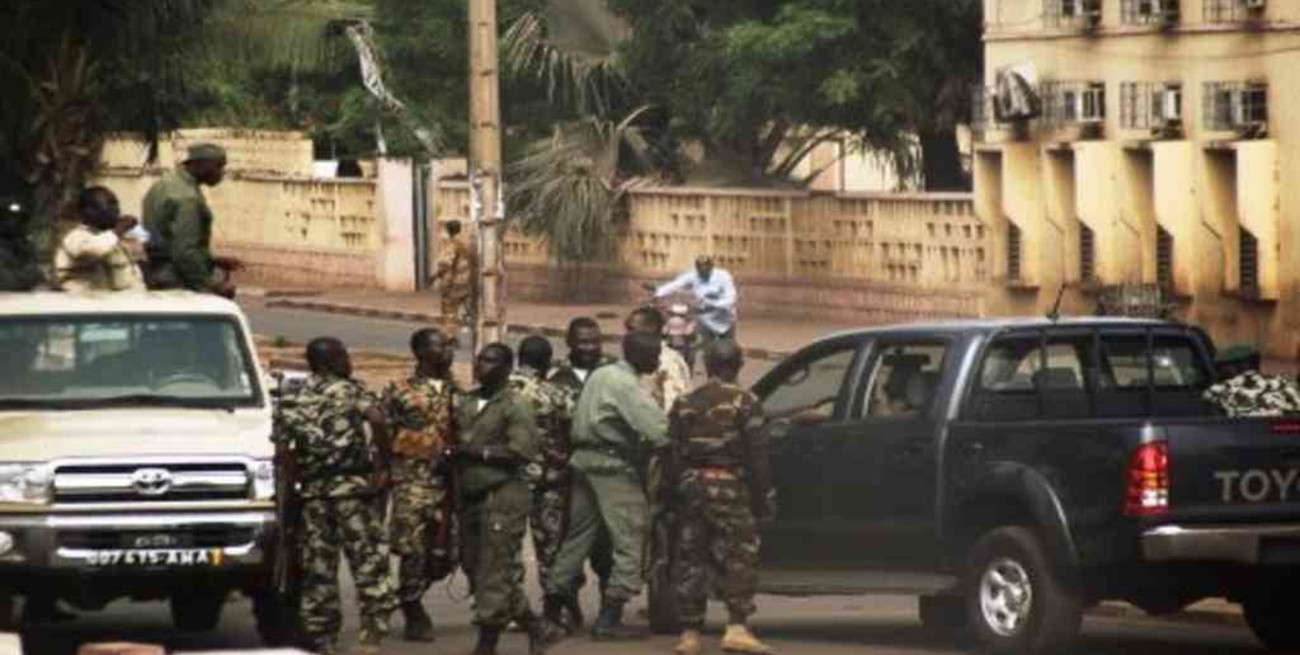 Militares detuvieron a varios ministros y cerraron los edificios oficiales en Mali