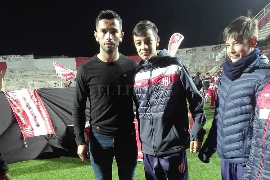 ELLITORAL_296229 |  El Litoral Con Carabajal. A Valentino le encanta sacarse fotos con los jugadores del Tate desde chico y no se pierde ningún partido en el 15 de Abril.  Voy siempre, sí o sí, a la tribuna de Cándido Pujato para alentar a Unión , cuenta a El Litoral.