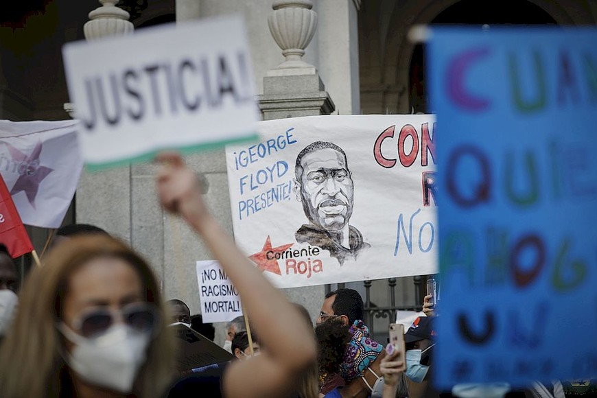 ELLITORAL_306248 |  Xinhua 07/06/2020 Manifestantes alzan un cartel con el rostro de George Floyd pintado en la concentración convocada por la Comunidad Negra, Africana y Afrodescendiente de España frente a la Embajada de EEUU por la muerte de George Floyd, en Madrid (España) a 7 de junio de 2020. SOCIEDAD Jesús Hellín - Europa Press