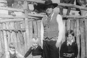 Gentileza Ñaró Uribe junto a sus hijos.