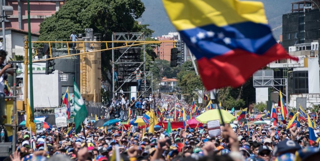 Según una encuesta, el 47% de los venezolanos quiere emigrar