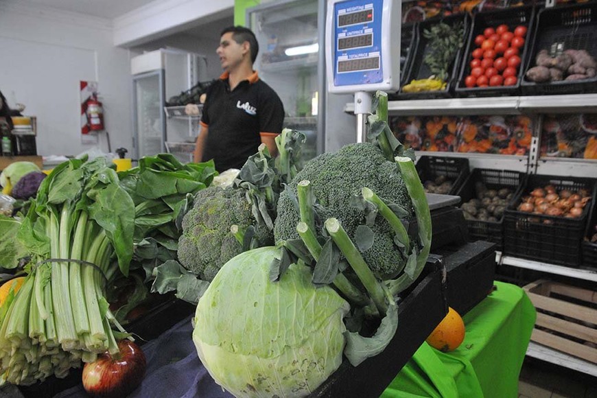 ELLITORAL_211106 |  Luis Cetraro. Buena calidad a precios más caros, más del 70 % de la verdura está viniendo de La Plata y de Mendoza; entonces los precios son más caros por el transporte.