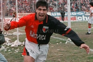 El Litoral El  Pampa  Gambier, en el festejo del primer tanto Sabalero.