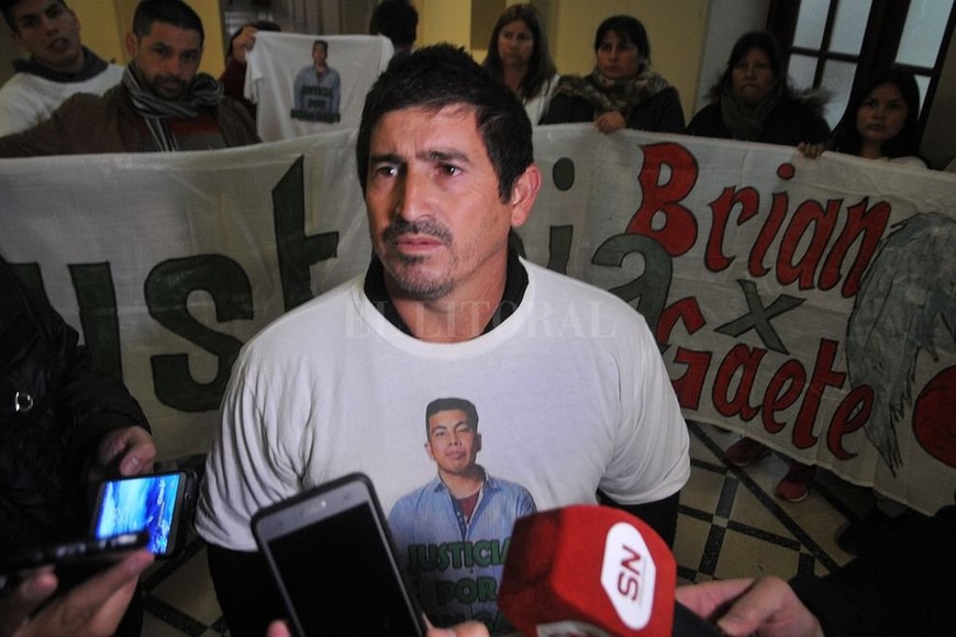 ELLITORAL_213125 |  Flavio Raina Víctor Gaete, padre de la víctima, pidió Justicia esta mañana, en el subsuelo de Tribunales.
