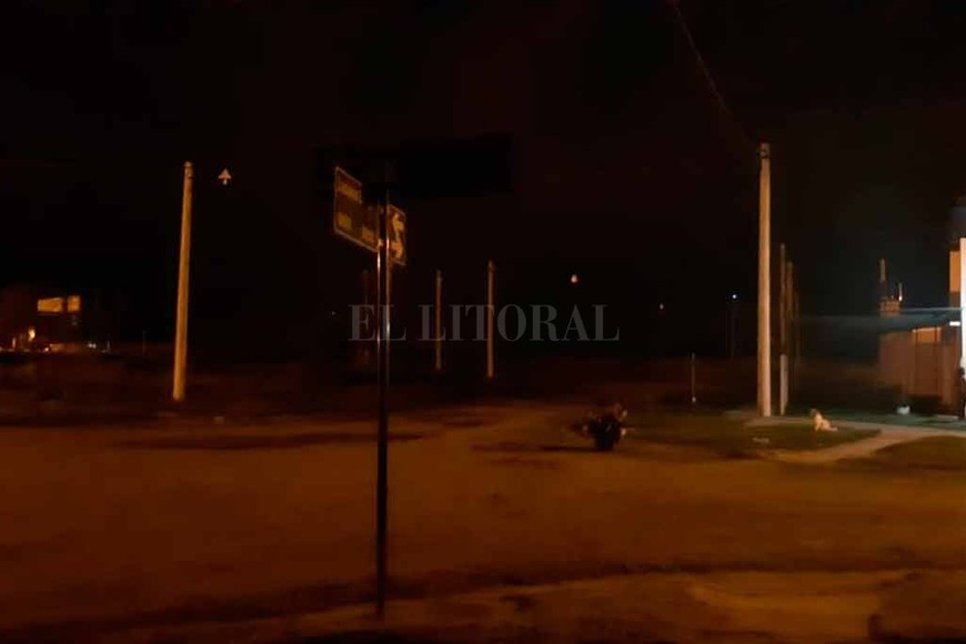 ELLITORAL_235892 |  Periodismo Ciudadano / WhatsApp La zona de calle L. Leiva al 9800 está prácticamente a oscuras