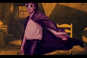 Gentileza producción El videoclip, dirigido por Lisa Cerati, tiene una estética suspenso de la era del cine mudo y películas más alternativas góticas de vampiros y música.