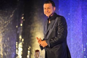 El humorista presenta un espectáculo que incluye chistes, cuentos, monólogos, imitaciones y stand up.