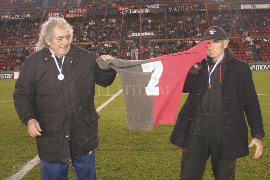 ELLITORAL_300972 | Archivo El Litoral Ploto Gómez y Motoneta López. Uno metió el gol, el otro le tiró el centro. Tuvieron un aporte fundamental en ese triunfo que hizo hablar al mundo. Santos era campeón del mundo en ese entonces y tenía al mejor de todos.