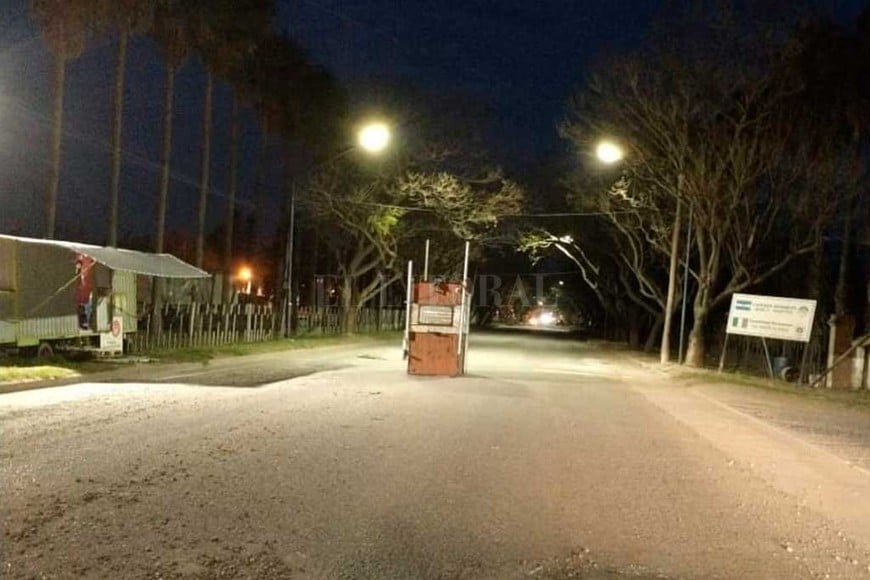 ELLITORAL_329269 |  Gentileza Ya no tiene sentido tener controles en los ingresos porque el virus ya entró , coinciden en los gobiernos locales. En la imagen, el acceso a Cañada Rosquín, ya sin control.