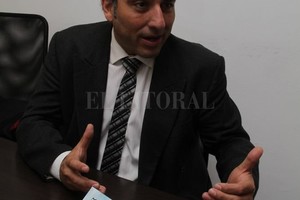 Guillermo Di Salvatore El libro pretende ser un instrumento, en especial para las generaciones más jóvenes, que no conocen los esfuerzos para lograr pensar en un país más equilibrado, más justo , afirma Martínez.