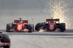 ELLITORAL_271335 |  @F1 Momento en el que los pilotos de la escudería de Maranello se tocan en la recta opuesta de Interlagos. Los dos quedaron afuera.