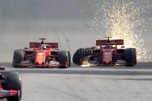 ELLITORAL_271335 |  @F1 Momento en el que los pilotos de la escudería de Maranello se tocan en la recta opuesta de Interlagos. Los dos quedaron afuera.