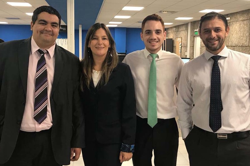 ELLITORAL_210596 |  Federico Cioni / El Litoral. Eugenia Klug junto a parte del equipo que desarrolló la aplicación.