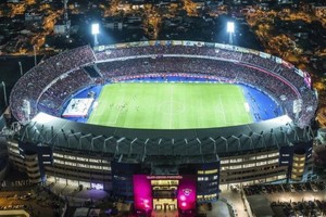 Gentileza ABC Color Se  cocina  la Copa. El estadio renovado de Cerro Porteño de Asunción, donde Colón jugó un polémico partido en octubre de 2012 y quedó eliminado con el dueño de casa en los octavos de final de la Copa Sudamericana de ese año.  Los simpatizantes de ambas parcialidades comenzaron a agredirse mutuamente y el árbitro, el uruguayo Darío Ubriaco, debió interrumpir las acciones , recuerda la crónica. El enojo sabalero con el referí se debió a la polémica expulsión de dos jugadores Diego Pozo y Maximiliano Caire, por interceder en los incidentes.
