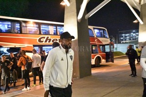 ELLITORAL_263163 |  Manuel Fabatia La llegada de la delegación de Atlético Mineiro, este miércoles por la noche al Hotel Los Silos en el Puerto santafesino. Estuvieron un día en Rosario, donde cumplieron la última jornada de trabajo en el predio de Bella Vista.