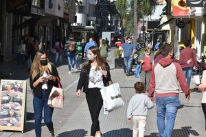 Guillermo Di Salvatore De a poco la peatonal comienza a recuperar su habitual movimiento de gente
