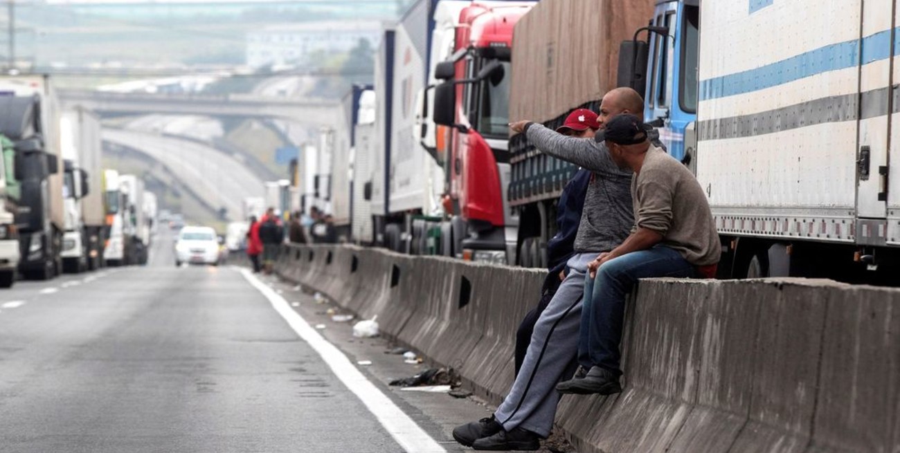 Camioneros mantienen paralizado a Brasil pese a concesiones de Temer 