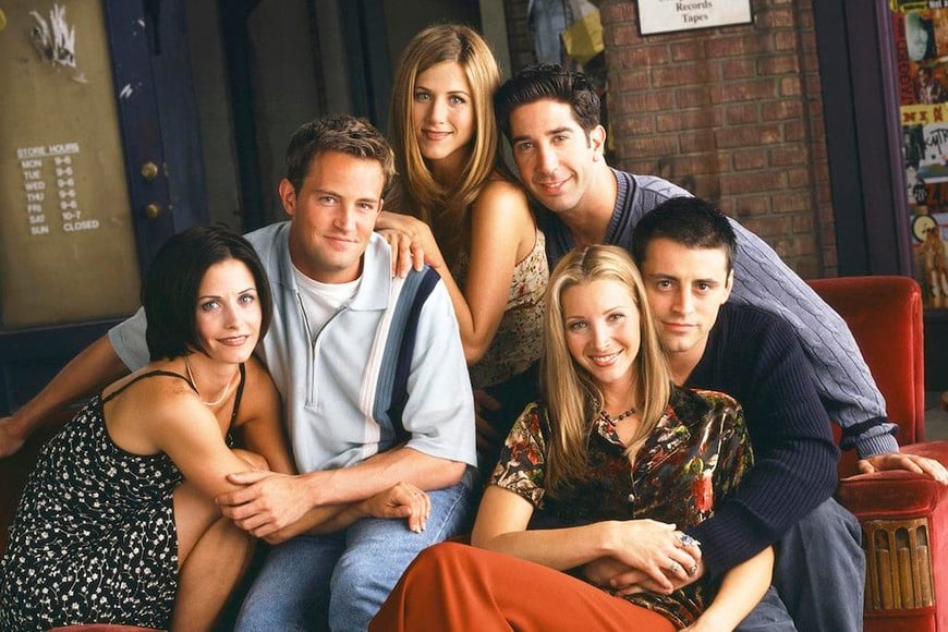 ELLITORAL_270796 |  NBC FRIENDS -- Pictured: (clockwise l-r) Courteney Cox as Monica Geller, Matthew Perry as Chandler Bing, Jennifer Aniston as Rachel Green, David Schwimmer as Ross Geller, Matt LeBlanc as Joey Tribbiani, Lisa Kudrow as Phoebe Buffay  (Photo by Jon Ragel/NBC/NBCU Photo Bank via Getty Images)