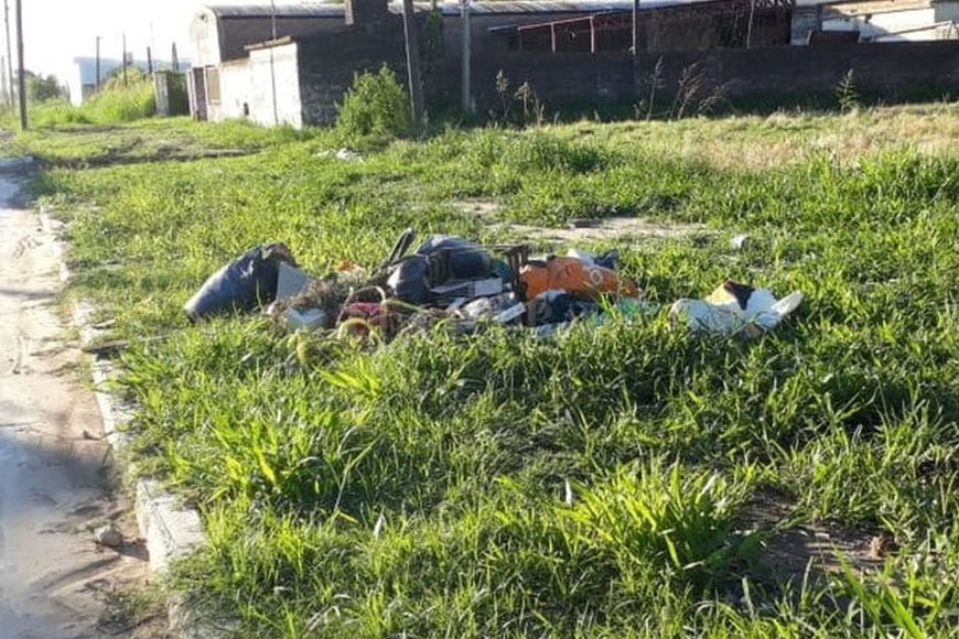 ELLITORAL_282229 |  El Litoral Microbasurales. República de Chile al 3500, al lado del club Cha Roga. La basura empieza a acumularse y además de la suciedad genera otro problema: el de la quema de los residuos.