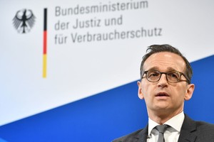 ELLITORAL_216940 |  Archivo El ministro de Justicia alemán, Heiko Maas, el 05/04/2017 en Berlín, Alemania, durante la rueda de prensa en la que presentó un proyecto de ley para prohibir los matrimonios infantiles como reacción al incremento del número de enlaces entre adolescentes musulmanes que se registran en el país centroeuropeo. 
(Vinculado al texto de dpa "Alemania acuerda prohibir matrimonios infantiles" del 05/04/2017). foto: Paul Zinken/dpa