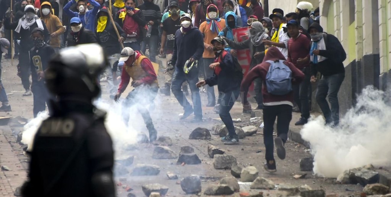 Miles de indígenas llegaron al centro militarizado de Quito entre gases y extrema tensión