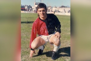 ELLITORAL_296923 |  El Litoral La foto que habla El simple hecho de mirar el  fondo  marca los tiempos de Colón: en ese codo, donde estaba la vieja voz del estadio, había alambrado, baños pero no había tribunas. Al lado de lo que hoy es la imponente Platea Este.  Hoy Colón tiene de todo, en ese momento cuando arranco en el club, caminábamos tres cuadros para entrenar en la olla , recuerda desde Monterrey.