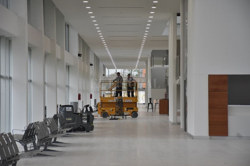 ELLITORAL_246595 | Flavio Raina Interior. Últimos detalles de limpieza y colocación de mobiliario en el Iturraspe.