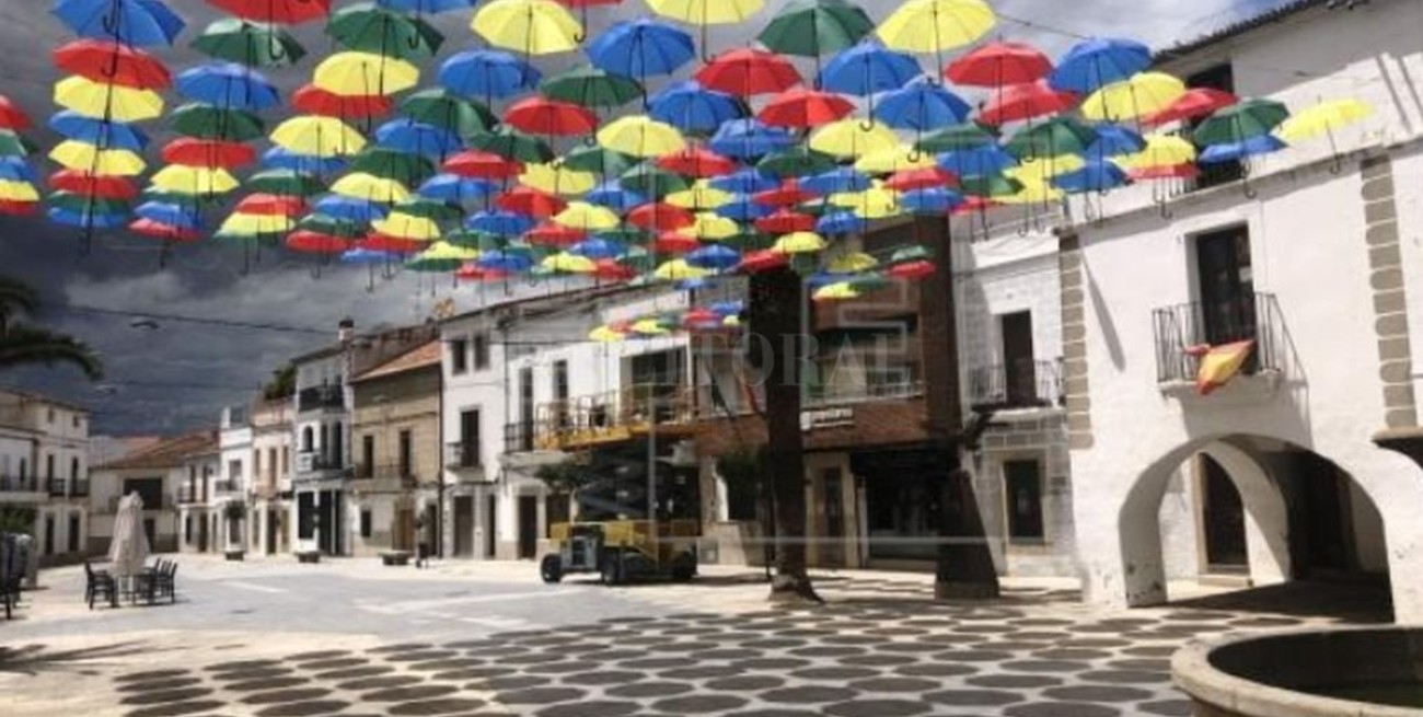 España: paraguas contra el calor y la tristeza por la pandemia
