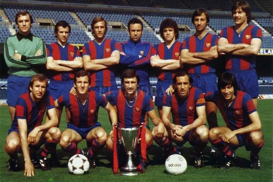 ELLITORAL_322325 |  El Litoral El plantel de Barcelona posando con la Recopa de Europa ganada en 1979. El Torito aparece en el tercer lugar, parado, empezando desde la derecha hacia la izquierda. En ese equipo, entre otros, estaban Neeskens, Asensi, Rexach, Krankl y Migueli.