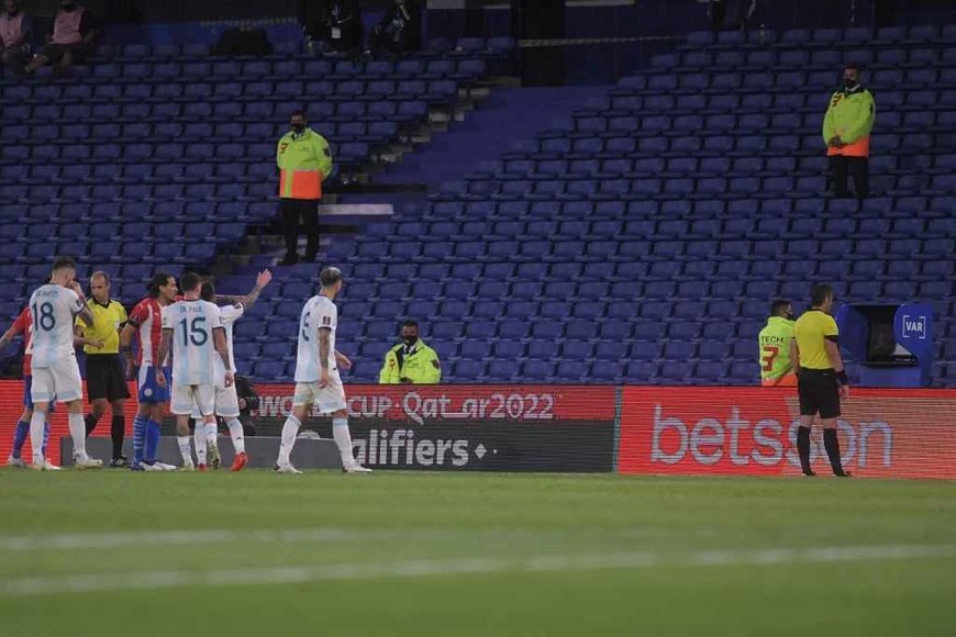 ELLITORAL_337440 |  Télam. Raphael Claus analiza la jugada del segundo gol, el brasileño anuló el tanto por el pisotón de González.