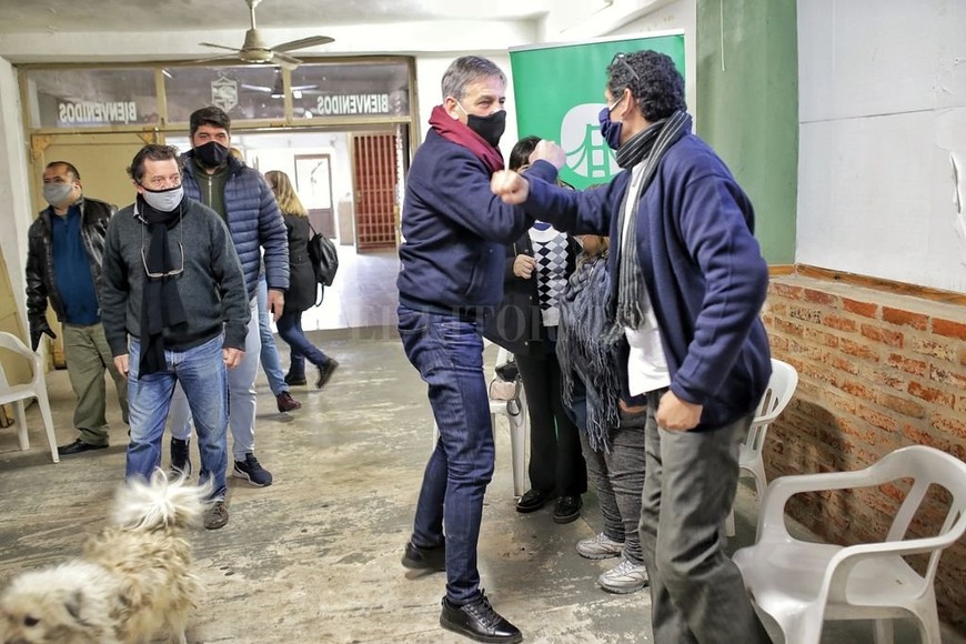 ELLITORAL_316745 | Gentileza El intendente insistió, en la reunión con los vecinos, que las obras de urbanización son mucho más que eso: tienen que ver con la dignidad de los vecinos .