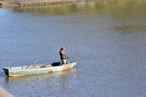 ELLITORAL_298151 |  Flavio Raina Acorralados. Al igual que los peces, los pescadores artesanales atraviesan una crítica situación por la bajante del río Paraná.