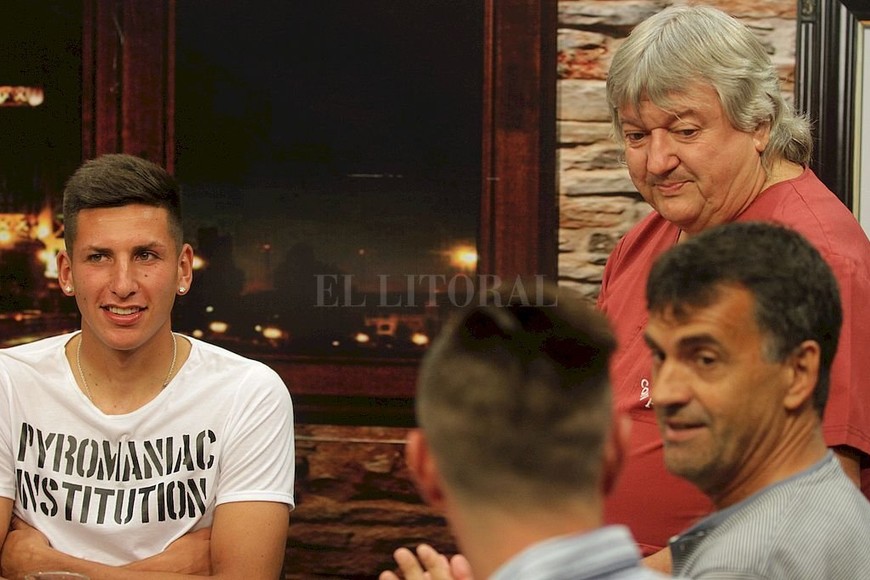 ELLITORAL_318642 |  Manuel Fabatía / Archivo El esperancino en una de las visitas que hizo a nuestra casa, participando de  Café con Fútbol  el programa que se emite desde 1997 por las pantallas de Cable y Diario, los lunes a las 19 con repeticiones a lo largo de la semana.