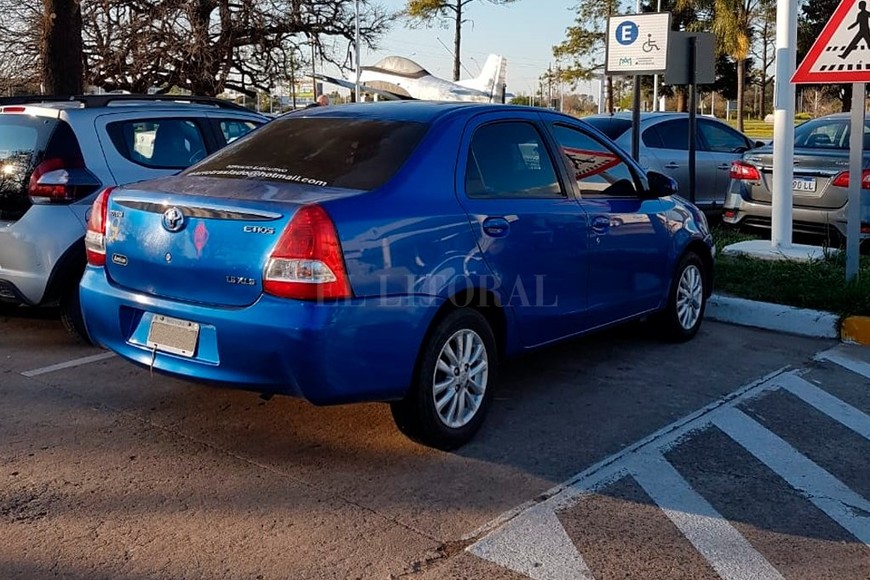 ELLITORAL_263788 |  Gentileza. Desaprensivo. O no vio el cartel o no le importó que la dársena sea reservada para personas con discapacidad.