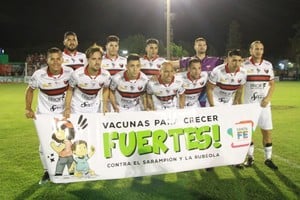 ELLITORAL_249684 |  Manuel Fabatia Atajó en Sunchales. Ignacio Chicco, en el once titular que puso el  Bichi  Esteban Oscar Fuertes por la Copa Santa Fe frente a Unión de Sunchales en la cancha del  Bicho Verde . Atajó sólo allí, porque después en la revancha lo hizo Leo Burián. Con la salida del charrúa, los dos que quedan anotados en la Sudamericana son Ignacio Chicco y Fabricio Hass, más allá que Ferraro y Vignatti buscarán en el mercado un arquero con nivel para reemplazar a  Cachorro  bajo los tres caños sabaleros.