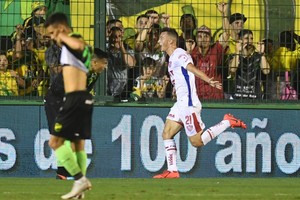 ELLITORAL_242709 |  Télam Cerraba todo. Agusuto Lotti festeja su gol a los 44 del segundo tiempo.