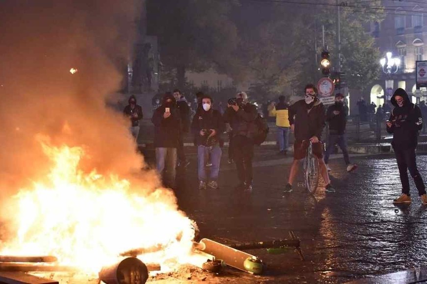 ELLITORAL_333858 | Internet En Roma, Nápoles, Turín, Milán, Cremona, Catania, Treviso y Viareggio, entre otras ciudades, hubo manifestaciones, disturbios y enfrentamientos con la policía.