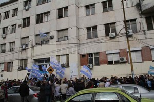 ELLITORAL_214881 |  Mauricio Garín Celeste y blanca. Además de los distintivos pañuelos celestes, los manifestantes portaron banderas argentinas.