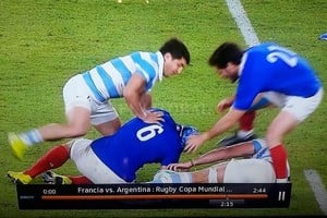 ELLITORAL_263460 |  Gentileza Martín Rodríguez Clara obstrucción a Cubelli, que no puede sacar la pelota.