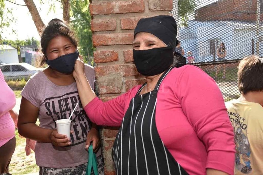 ELLITORAL_331636 |  Manuel Fabatía Susana Ponce se siente gratificada al recibir las sonrisas de los chicos que se acercan a buscar su copa de leche.