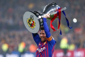 ELLITORAL_245465 |  DPA 27 April 2019, Spain, Barcelona: Barcelona's Lionel Messi celebrate winning the league title after the Spanish La Liga soccer match between FC Barcelona and Levante UD at the Camp Nou Stadium. Photo: Mikel Trigueros/gtres/dpa