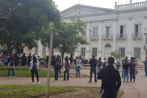 Gentileza La Opinión Lunes a la tardecita en Rafaela, alrededor de la plaza y frente a la Municipalidad, arrancan los bocinazos. Terminaron de decidir a Perotti para flexibilizar la cuarentena en toda la provincia, menos Rosario y Santa Fe.