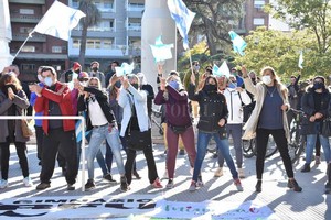 Flavio Raina Atletas, dueños de gimnasios y complejos deportivos, personal de jardines de infantes y profesores de Educación Física participaron de la protesta frente a Casa de Gobierno para pedir por la vuelta a la actividad.
