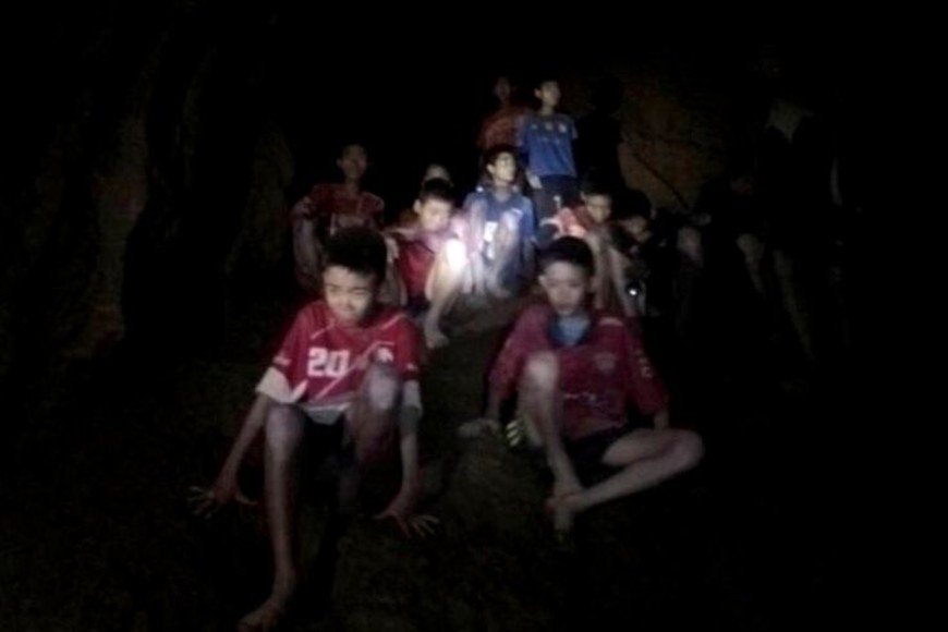 ELLITORAL_215824 |  Internet El Centro de Operaciones de Rescate de Tham Luang mostró a los chicos y su entrenador en la cueva parcialmente inundada.