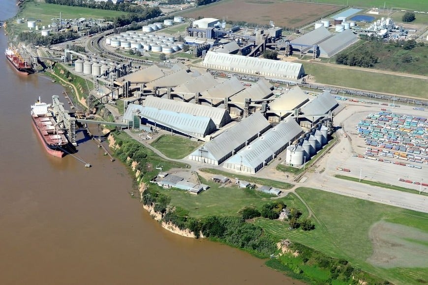 ELLITORAL_246483 |  Archivo. Más productos al mundo. En agosto del año pasado se habilitó una obra fundamental para el acceso a los puertos del Gran Rosario. Se trata de la travesía urbana de Timbúes, que demandaron una inversión superior a los $ 377 millones.