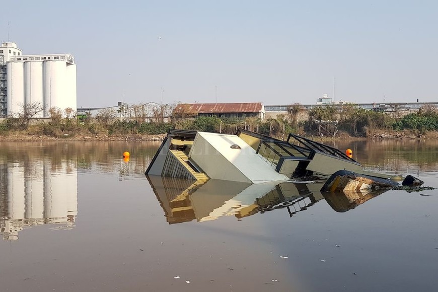 ELLITORAL_261638 |  El Litoral Observación.  Estos obstáculos submarinos son peligrosos para la navegación y son pasivos ambientales y portuarios , aseveró Paz.