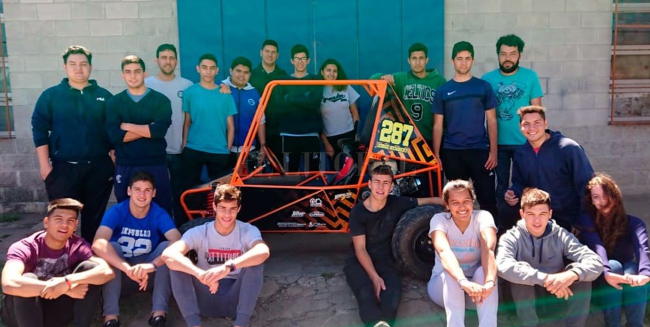 La Escuela Técnica de Elortondo creó un auto todo terreno que es un "relámpago" 