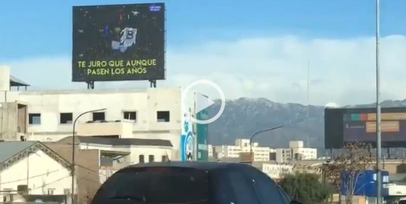 Viral: un bostero mendocino alquiló una pantalla gigante para "recordar"el descenso de River
